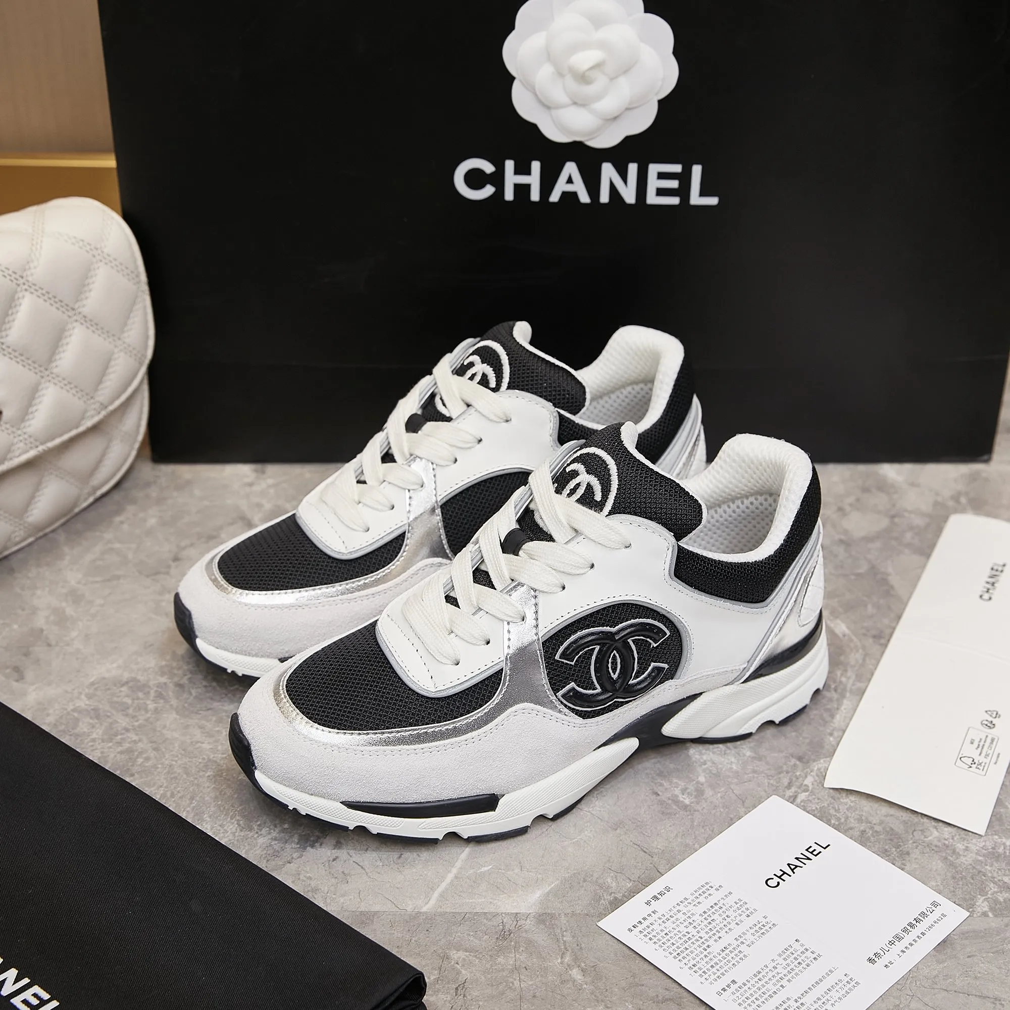 Men's shoes pP700! Chanel Chanel - 2024 counter top casual sneakers This classic design; the upper is embroidered with various techniques; the outsole is fashionable and sporty; the outsole is stylish and sporty; it incorporates a variety of color matching elements... The diversified mix and match is very good-looking and versatile, casual, fashionable, sports, and outdoor can be taken into account... ꫛꫀꪝ Go➫ Material: ❶Upper made of: original imported high silk cowhide suede + small fragrance fabric ❷Inner use: Original imported breathable sheepskin lining ❸ Outsole based on: Original TPU combination outsole Special counter boutique packaging complete set Women 35–41 Men 38-45